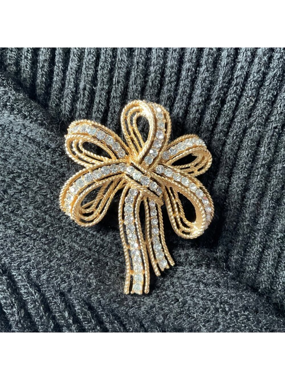 Big vintage crown trifari ribon Signed brooch golden Crystal Rhinestones 2.5in